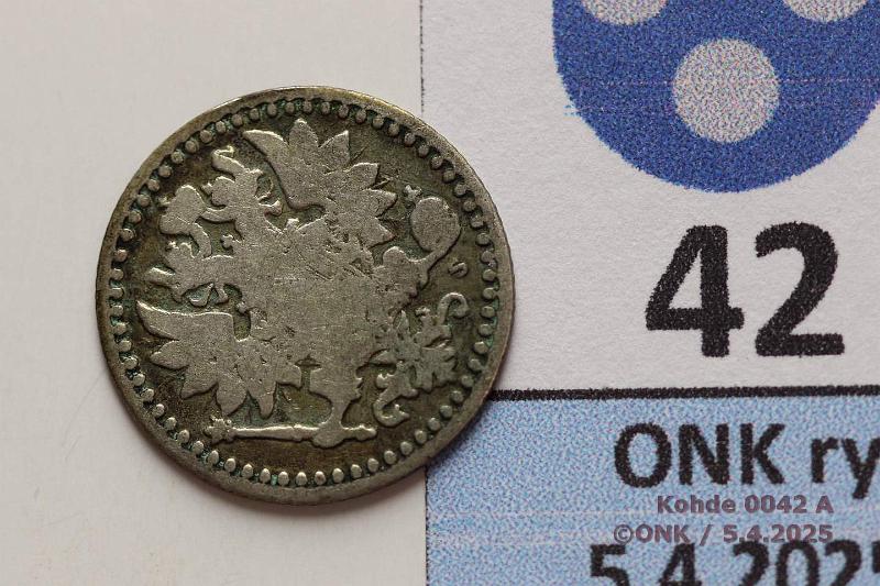 k-0042-a.jpg - Kohde 42 (kuva 1/2), lhthinta: 125 € / ei tarjouksia 25 p 1868 SNY 268.2.1 Ag, kunto: 2/3