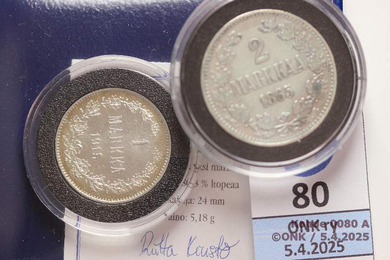 k-0080-a.jpg - Kohde 80, lhthinta: 15 € / myyntihinta: 22 € 1 mk 1915 + 2mk 1865 Ag. 2mk puhd. Kapselit + Monetan kotelot, kunto: 9, 5