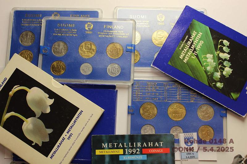 k-0148-a.jpg - Kohde 148 (kuva 1/2), lhthinta: 55 € / myyntihinta: 66 € Rp:n vuosisarjat (21) 1984, -85, -86, -87 N, -90 I+II, -91, -92, -93 I+II, -94 I+II, -95 I+II, -96 I, -97, -98, -99 II, 2000 I+II, -01 I. Osassa koteloista nuhjuisuutta, kunto: 9