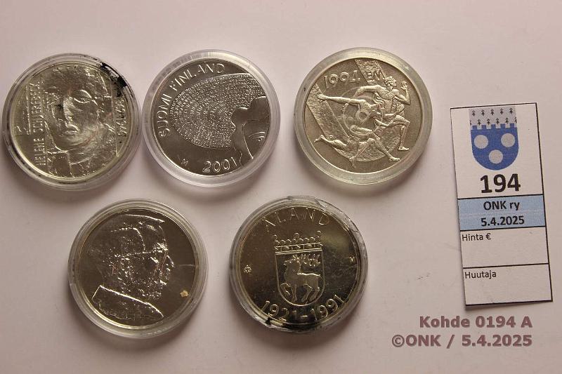 k-0194-a.jpg - Kohde 194 (kuva 1/2), lhthinta: 50 € / myyntihinta: 76 € 100 mk (5) 1991-2001 Ag. -91 land, -94, -95 AIV, -96, -01. Kapseleissa vikoja. Yht. 117,66g puhdasta hopeaa, kunto: 9