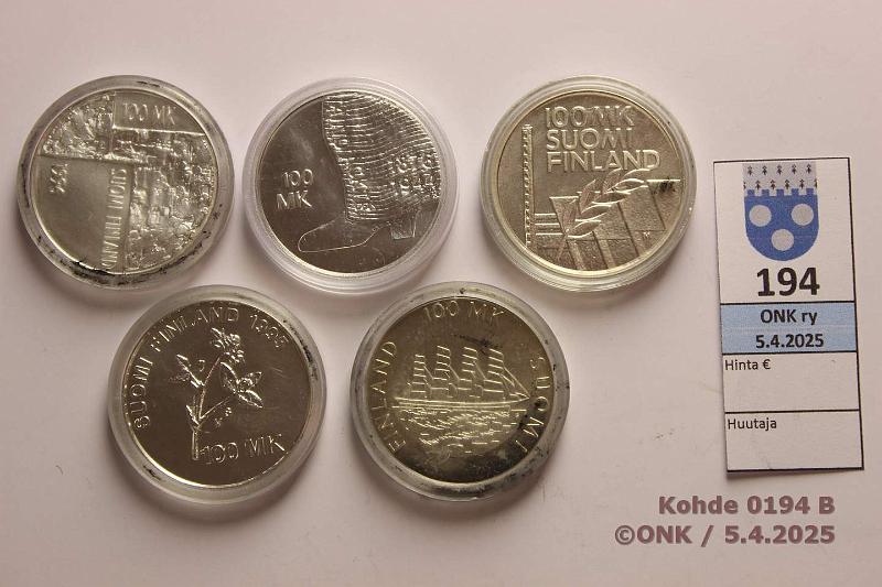k-0194-b.jpg - Kohde 194 (kuva 2/2), lhthinta: 50 € / myyntihinta: 76 € 100 mk (5) 1991-2001 Ag. -91 land, -94, -95 AIV, -96, -01. Kapseleissa vikoja. Yht. 117,66g puhdasta hopeaa, kunto: 9