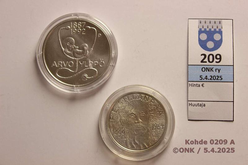 k-0209-a.jpg - Kohde 209 (kuva 1/2), lhthinta: 26 € / myyntihinta: 33 € 10 € (2) 2012, -13 Ag, BU, Ylpp -12 & Sillanp -13 (patinaa), kapselit, kunto: 9