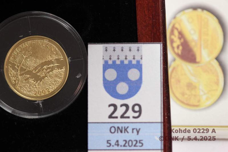 k-0229-a.jpg - Kohde 229 (kuva 1/2), lhthinta: 500 € / myyntihinta: 630 € 100 € 2002 Au, 8,64g/900. Proof, laatikko, tod, kunto: 10