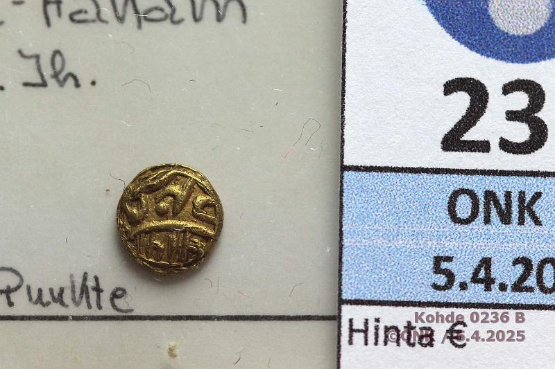 k-0236-b.jpg - Kohde 236 (kuva 2/3), lhthinta: 35 € / myyntihinta: 35 € Intia Fanam 1600-1700-luku Au. Tanjore, noin 0,4g, kunto: 7