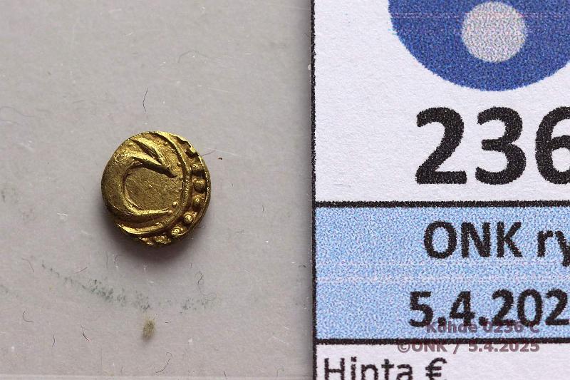 k-0236-c.jpg - Kohde 236 (kuva 3/3), lhthinta: 35 € / myyntihinta: 35 € Intia Fanam 1600-1700-luku Au. Tanjore, noin 0,4g, kunto: 7