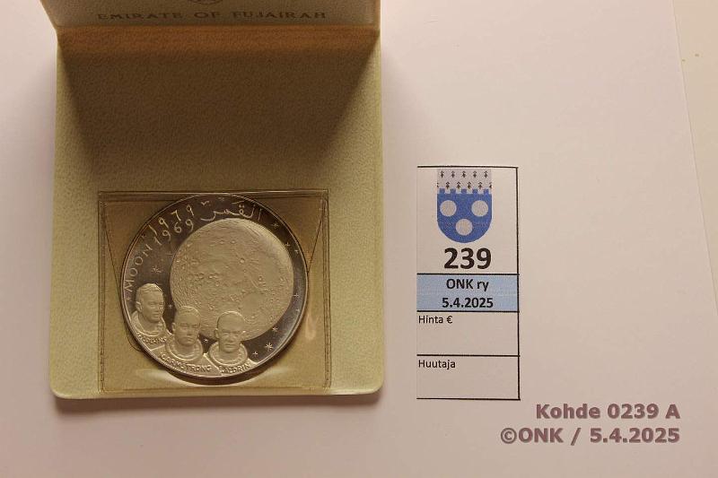k-0239-a.jpg - Kohde 239 (kuva 1/2), lhthinta: 25 € / myyntihinta: 52 € Fujaira 10 riyals 1969 KM#4 Ag, 30g/999. Proof, Apollo XI, hieman patinaa. Kotelo, tod. Nyk. Arabiemiraatit, kunto: 10