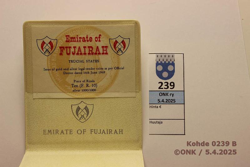 k-0239-b.jpg - Kohde 239 (kuva 2/2), lhthinta: 25 € / myyntihinta: 52 € Fujaira 10 riyals 1969 KM#4 Ag, 30g/999. Proof, Apollo XI, hieman patinaa. Kotelo, tod. Nyk. Arabiemiraatit, kunto: 10