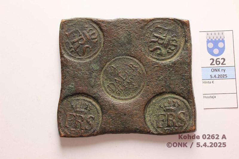 k-0262-a.jpg - Kohde 262 (kuva 1/2), lhthinta: 250 € / myyntihinta: 250 € Ruotsi plootu  daler SM 1741 SMB#309 / SM#293 Cu, Frederik I, n. 85x95 mm, 0,36 kg. Leimat posin luettavissa, pinta kauttaaltaan hieman sypynyt, mutta helposti tunnistettavissa oleva., kunto: 3
