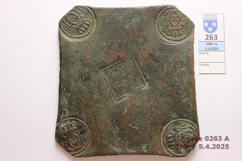 k-0263-a.jpg - Kohde 263 (kuva 1/2), lhthinta: 400 € / myyntihinta: 400 € Ruotsi plootu 1 daler SM 1716 SMB#185 / SM#181 Cu, Karl XII, n. 125x130 mm, 0,76 kg. Leimat luettavissa ja posin selket. Pinta kauttaaltaan hieman sypynyt., kunto: 4