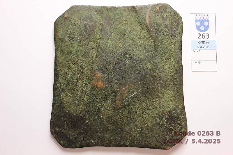 k-0263-b.jpg - Kohde 263 (kuva 2/2), lhthinta: 400 € / myyntihinta: 400 € Ruotsi plootu 1 daler SM 1716 SMB#185 / SM#181 Cu, Karl XII, n. 125x130 mm, 0,76 kg. Leimat luettavissa ja posin selket. Pinta kauttaaltaan hieman sypynyt., kunto: 4