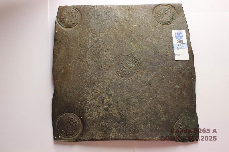 k-0265-a.jpg - Kohde 265 (kuva 1/2), lhthinta: 1000 € / myyntihinta: 1000 € Ruotsi plootu 4 daler SM 1733 SMB#210 / SM#196 Cu, Frederik I, n. 240x240 mm, 2,90 kg. Leimat luettavissa ja selket, kaksi kulmaleimaa osaksi tasaisia. Pinta kauttaaltaan hieman sypynyt, mutta siisti silti., kunto: 4