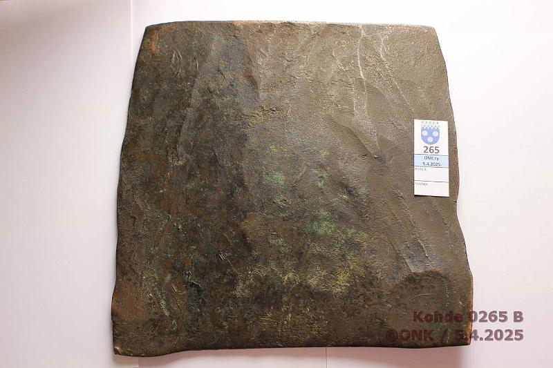 k-0265-b.jpg - Kohde 265 (kuva 2/2), lhthinta: 1000 € / myyntihinta: 1000 € Ruotsi plootu 4 daler SM 1733 SMB#210 / SM#196 Cu, Frederik I, n. 240x240 mm, 2,90 kg. Leimat luettavissa ja selket, kaksi kulmaleimaa osaksi tasaisia. Pinta kauttaaltaan hieman sypynyt, mutta siisti silti., kunto: 4