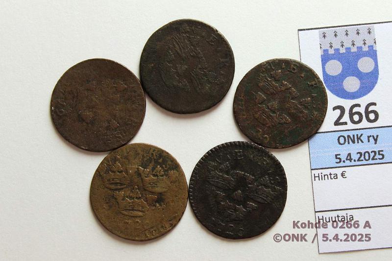 k-0266-a.jpg - Kohde 266 (kuva 1/2), lhthinta: 5 € / myyntihinta: 5 € Ruotsi 1 re KM (5) 1719, -20 SM#24a, 25a+b Cu, Ulrika Eleonora, -19, -20(4, yhdess pllelynti 1718 ja aihiokin isompi), kunto: 1-3