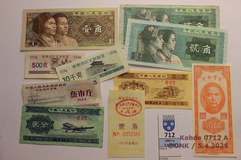 k-0712-a.jpg - Kohde 712 (kuva 1/2), lhthinta: 10 € / ei tarjouksia Kiina, Taiwan (14) 10 kpl pieniarvoista lipuketta, osassa tarttumia liimasta; Taiwan 50c -49 (P#1949 kl9); Bank of China: 10y -37 (P#81 kl5), -40 (P#85 kl5); 100y -40 (P#88, kl4, prep, sarjan:o molemmin puolin), kunto: 2-9
