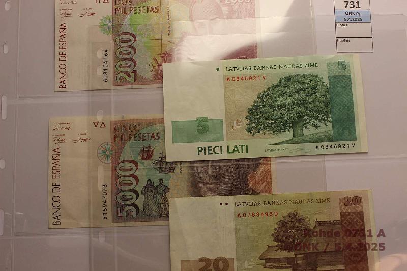 k-0731-a.jpg - Kohde 731 (kuva 1/3), lhthinta: 20 € / myyntihinta: 160 € Kansio (54) 1961-2007 Hyv Leucturmin kotelokansio + 10 setelisivua. Brasilia 5000c Gomes, 10 000c Vital Bazil; Eesti 10k -95, 25k -92, 50k -94(2); Espanja 2000, 5000p -92; Latvia 5L -07, 20L -04; NL/Venj 1(3), 3, 5, 10r(3) -61, 100(3), 200(3), 500(3), 1000, 10 000r -93, 1000(2), 5000, 10 000 ja 50 000r -95; Puola 10(8), 20(4), 100z -94; Saksa 10, 20, 50, 100dm -80; Turkki 5000, 10 000, 20 000L -70, kunto: 3-8