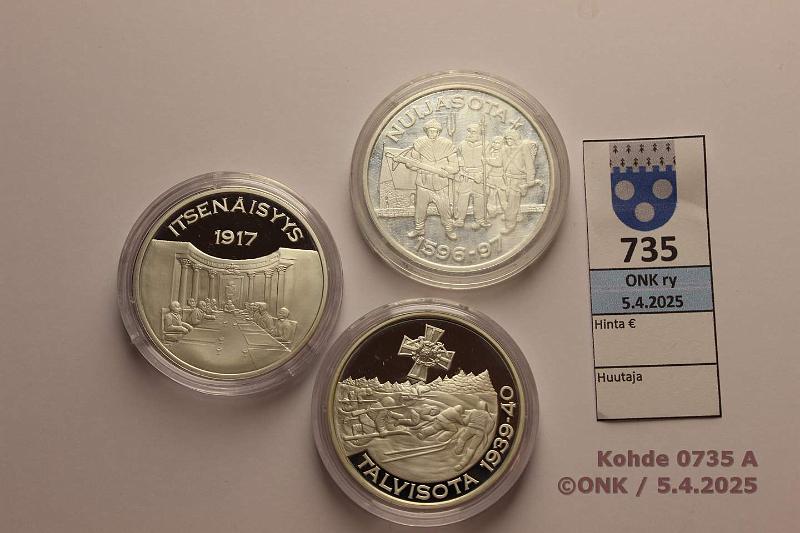k-0735-a.jpg - Kohde 735 (kuva 1/2), lhthinta: 30 € / myyntihinta: 56 € Suomi taisteli (3) Ag, 3x27g/925 = 74g puhdasta hopeaa. Proof. Nuijasota, Talvisota, Itsenisyys, kapselit, kunto: 10