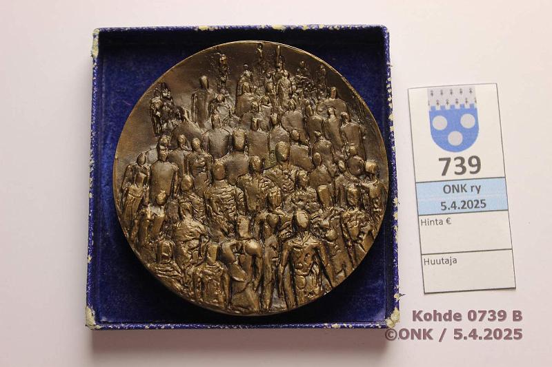 k-0739-b.jpg - Kohde 739 (kuva 2/2), lhthinta: 10 € / myyntihinta: 16 € Eila Hiltunen 1967 Mannerheim (Suomen Mitalitaiteen Killan presidenttisarja), n:o 38, Kultateollisuus, 312 g, 72mm, kunto: 9