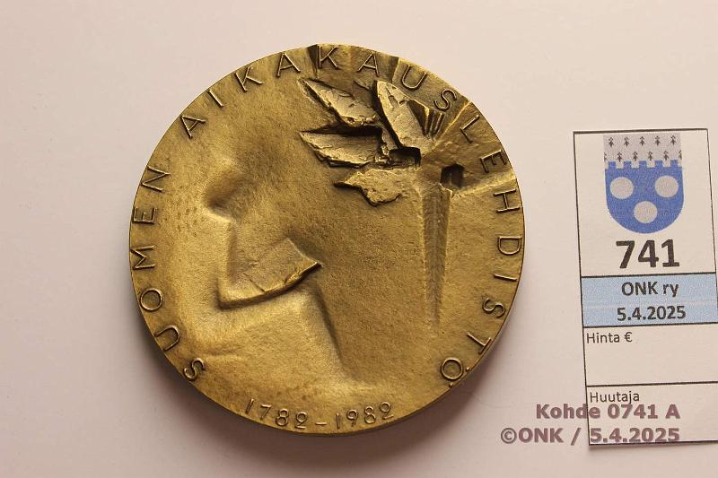 k-0741-a.jpg - Kohde 741 (kuva 1/2), lhthinta: 5 € / myyntihinta: 5 € Toivo Jaatinen 1982 Suomen aikakauslehdist 200 v (1782-1982), 227 g, 70 mm, Tillander, kunto: 9