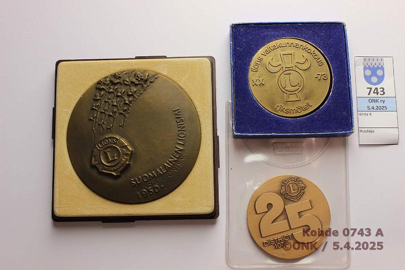 k-0743-a.jpg - Kohde 743 (kuva 1/2), lhthinta: 10 € / myyntihinta: 10 € Lions-er (3) 1973-89 Lions valtakunnankokous XX 1973, 50 mm; Lions 25, District 107, 1975, 50 mm; Suomalainen Lionismi 1950-, 80 mm, kunto: 9