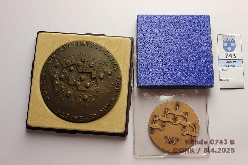 k-0743-b.jpg - Kohde 743 (kuva 2/2), lhthinta: 10 € / myyntihinta: 10 € Lions-er (3) 1973-89 Lions valtakunnankokous XX 1973, 50 mm; Lions 25, District 107, 1975, 50 mm; Suomalainen Lionismi 1950-, 80 mm, kunto: 9