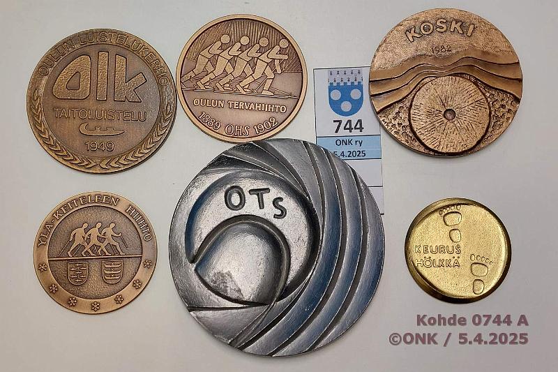 k-0744-a.jpg - Kohde 744 (kuva 1/2), lhthinta: 5 € / myyntihinta: 5 € Mitalier (6) Oulun Luistelukerho 1949; Tervahiihto/OHS 1889-1902; Finlandia-hiihto 1982/MK81; Yl-Keiteleen hiihto 1984; Keuruuhlkk 1976; Obbnsin Tennisseura 1970-71, kunto: 7-9