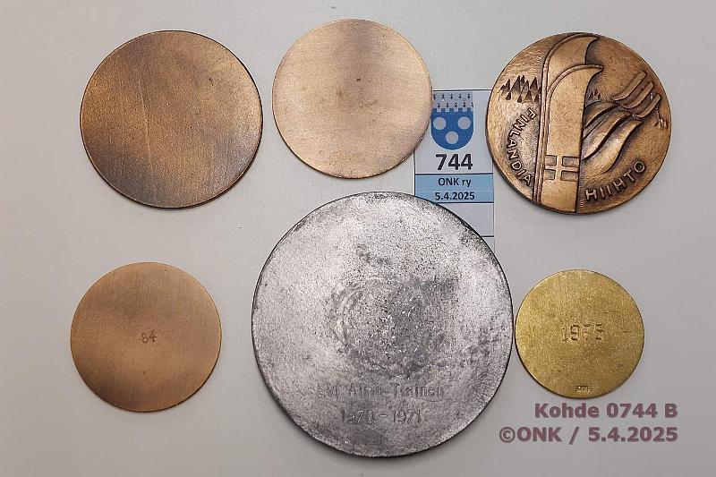 k-0744-b.jpg - Kohde 744 (kuva 2/2), lhthinta: 5 € / myyntihinta: 5 € Mitalier (6) Oulun Luistelukerho 1949; Tervahiihto/OHS 1889-1902; Finlandia-hiihto 1982/MK81; Yl-Keiteleen hiihto 1984; Keuruuhlkk 1976; Obbnsin Tennisseura 1970-71, kunto: 7-9