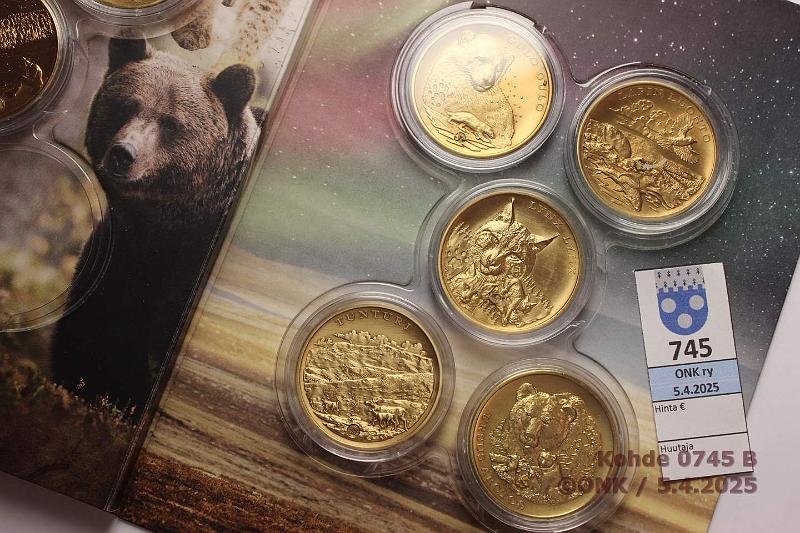 k-0745-b.jpg - Kohde 745 (kuva 2/3), lhthinta: 25 € / myyntihinta: 25 € Mitalit kultahipuilla (9) 2018 Mess, jokaisessa hippu Lapin kultaa. Monetan Lappi - villi ermaa -sarja: Revontulet, Ahma, Luonto, Ilves, Tunturimaisema, Karhuperhe, Kultaryntys, Ermaan lumo, Susi. Pahvikotelossa, kaps, tod., kunto: 9