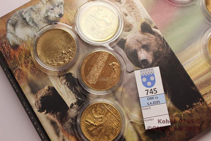 k-0745-c.jpg - Kohde 745 (kuva 3/3), lhthinta: 25 € / myyntihinta: 25 € Mitalit kultahipuilla (9) 2018 Mess, jokaisessa hippu Lapin kultaa. Monetan Lappi - villi ermaa -sarja: Revontulet, Ahma, Luonto, Ilves, Tunturimaisema, Karhuperhe, Kultaryntys, Ermaan lumo, Susi. Pahvikotelossa, kaps, tod., kunto: 9