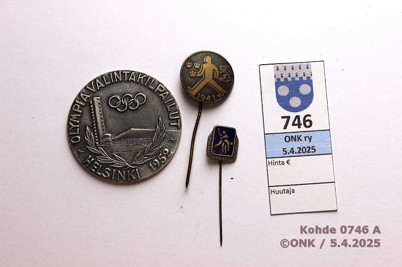 k-0746-a.jpg - Kohde 746, lhthinta: 10 € / myyntihinta: 13 € Mitali + pinssit Harvinaisempi Olympiavalintakilpailut Helsinki 1952 -mitali (mynnettiin valintakilpailuihin osallistuneille urheilijoille); Rintaleulat Kvelymarssi 1941 ja Polska ZWATA -painipinssi, kunto: 8-9