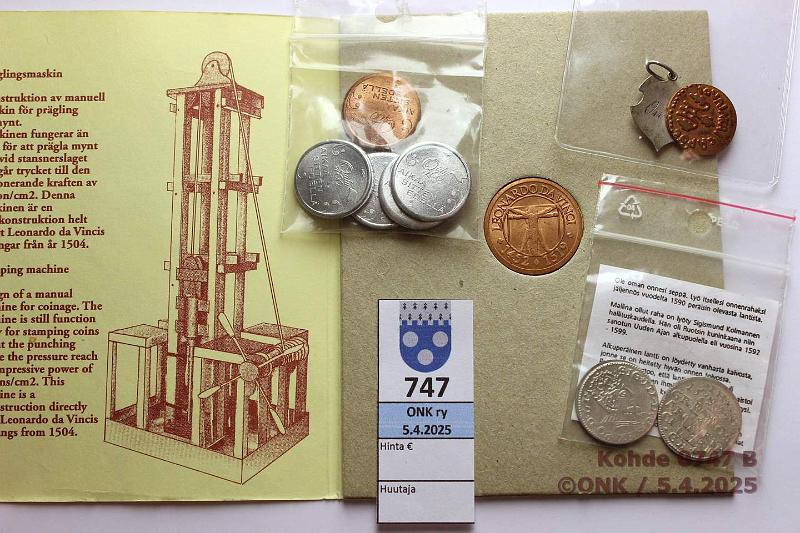 k-0747-b.jpg - Kohde 747 (kuva 2/2), lhthinta: 5 € / myyntihinta: 6 € Jetonit ym (10) Leonardo da Vincin nyttely Tukholmassa, Cu, kansissa; Oulu 400v muistolynti (4xAl, 1xCu); Aboa Vetus: Onnenlantti(2); Riipus Vuokatti 1891-1906 kaiverruksin; Matkamuistopoletti antiikin rahasta, kunto: 6-9