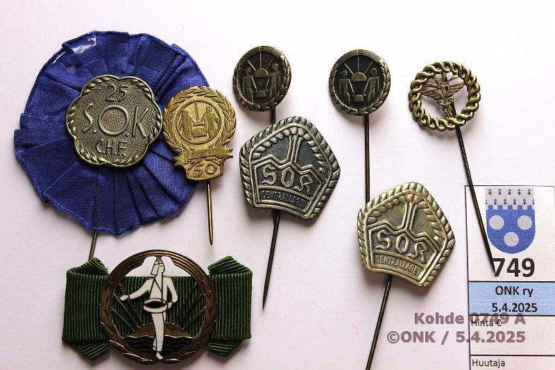 k-0749-a.jpg - Kohde 749 (kuva 1/2), lhthinta: 5 € / myyntihinta: 7 € Pinssit (8) SOK ja Pellervo-seura pinssej ja rintaneula soljella (Ag 813), kunto: 6-8