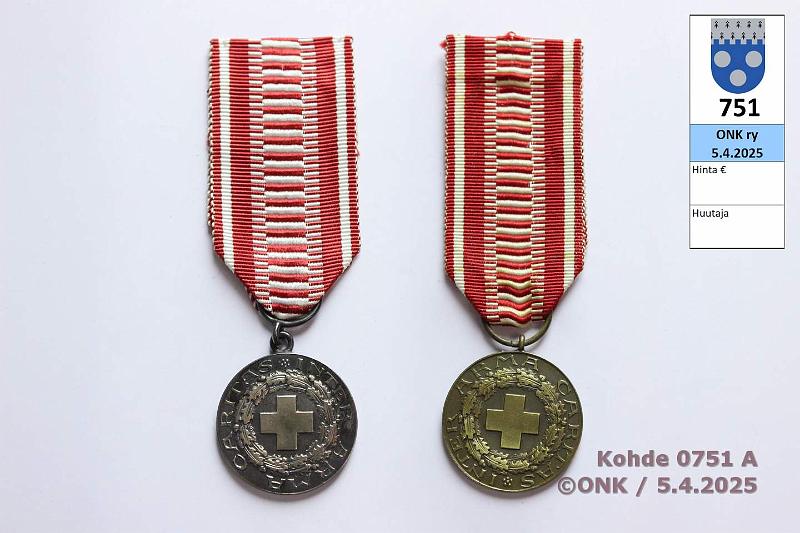 k-0751-a.jpg - Kohde 751 (kuva 1/2), lhthinta: 15 € / myyntihinta: 23 € Suomen Punainen Risti (2) Hopeinen ja pronssinen ansiomerkki, kunto: 9, 8