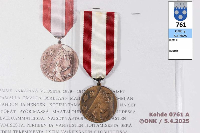 k-0761-a.jpg - Kohde 761 (kuva 1/3), lhthinta: 10 € / myyntihinta: 10 € Kotirintamanaisten mitali Myntkirja, nauhassa vrjym, kunto: 10