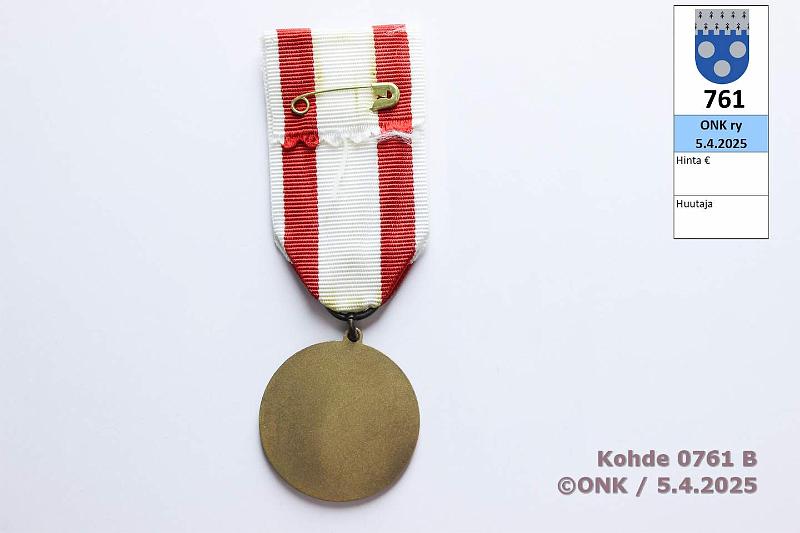 k-0761-b.jpg - Kohde 761 (kuva 2/3), lhthinta: 10 € / myyntihinta: 10 € Kotirintamanaisten mitali Myntkirja, nauhassa vrjym, kunto: 10