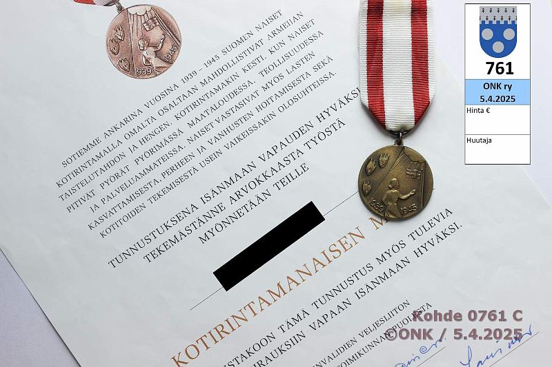 k-0761-c.jpg - Kohde 761 (kuva 3/3), lhthinta: 10 € / myyntihinta: 10 € Kotirintamanaisten mitali Myntkirja, nauhassa vrjym, kunto: 10