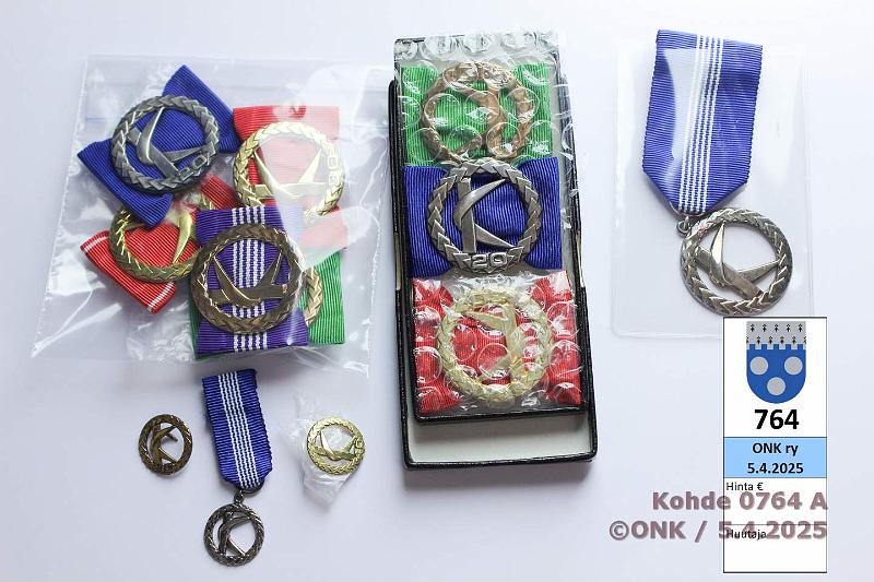 k-0764-a.jpg - Kohde 764 (kuva 1/2), l�ht�hinta: 30 &euro; / myyntihinta: 30 &euro; Suomen Kuntaliitto (9+3) Hopeinen km + pmr, Ag 830, Q8=1993, sin. nauha valk. raidoin; Kultainen amr 40v, kullattu, Ag 830, T8=1996, punavalkoraitainen nauhasolmuke + pmr; Kultainen amr 30v, kullattu, Ag 830, R8=1994, pun. nauhasm (2 kpl, samat vuodet); Hopeinen amr 20v, Ag 830, R8=1994 / T8=1996, sin. nauhasm (2 kpl, eri vuosileimat); Pronssinen amr 10v, vih. nauhasm (2 kpl) + pmr. Erikoismerkki, viol. nauhasm valk. Raidoin, kunto: 8-9