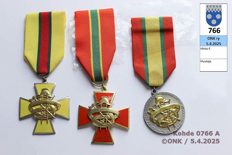 k-0766-a.jpg - Kohde 766 (kuva 1/2), lhthinta: 40 € / myyntihinta: 48 € Suomen Palontorjuntaliitto (3) Erikoisansioristi, pieni emalivika pllikkeen alla. Ansioristi, Tillander. Ansiomerkki, kunto: 8-9