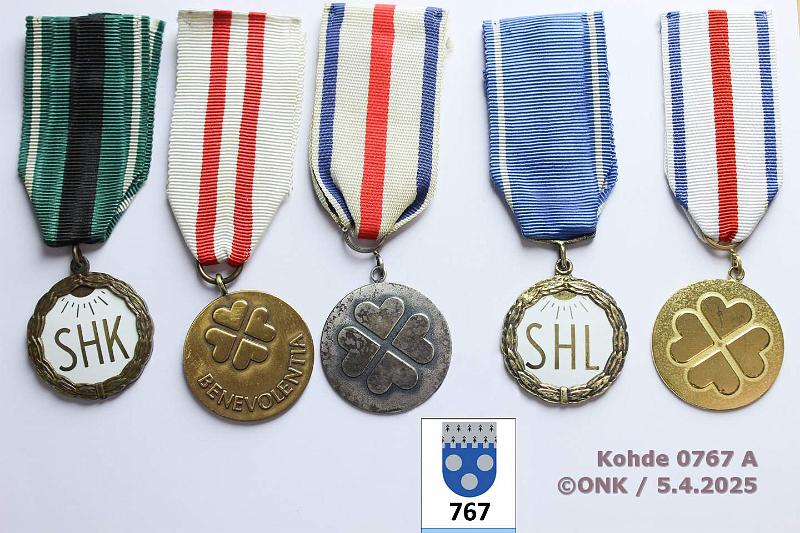 k-0767-a.jpg - Kohde 767 (kuva 1/2), lhthinta: 60 € / ei tarjouksia Sosiaali ja Terveysturvan Keskusliitto (5) Suomen Huoltotyntekijin Liitto kultainen ansiomerkki, kullattu, Ag 813H, U6=1949, valkea emali, nimikaiv; Sosiaalihuollon Keskusliitto pronssinen amr (m.53); Sosiaaliturvan Keskusliitto kultainen amr 30v, kullattu, Ag 925, L8=1988, nimikaiv. 6.10.1988 + hopeinen amr 20v, Ag 830, D8=1981, nimikaiv. 22.9.81; Benevolentia-mitali 10v, tompakki, nimikaiv. 21.1.80., kunto: 7-9