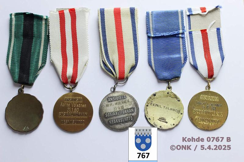 k-0767-b.jpg - Kohde 767 (kuva 2/2), lhthinta: 60 € / ei tarjouksia Sosiaali ja Terveysturvan Keskusliitto (5) Suomen Huoltotyntekijin Liitto kultainen ansiomerkki, kullattu, Ag 813H, U6=1949, valkea emali, nimikaiv; Sosiaalihuollon Keskusliitto pronssinen amr (m.53); Sosiaaliturvan Keskusliitto kultainen amr 30v, kullattu, Ag 925, L8=1988, nimikaiv. 6.10.1988 + hopeinen amr 20v, Ag 830, D8=1981, nimikaiv. 22.9.81; Benevolentia-mitali 10v, tompakki, nimikaiv. 21.1.80., kunto: 7-9