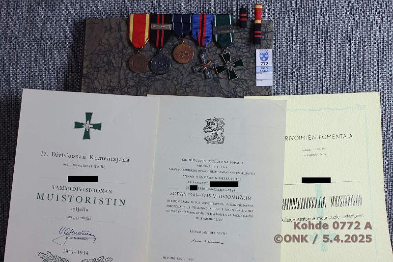 k-0772-a.jpg - Kohde 772 (kuva 1/4), lhthinta: 150 € / myyntihinta: 190 € Kunniamerkkiripa (5) Jatkosodan mm, Talvisodan mm, Rannikkojoukkojen mr, Tammidivisioonan (17. div) mr, II lk vapaudenmitali. Alleviivatuista myntkirjat. Lisksi 2 Ylipllikn pivksky: 16.11.1944 (Suojeluskuntien lakkauttaminen) ja 31.12.1944 (Mannerheimin viimeinen pivksky), kunto: 9