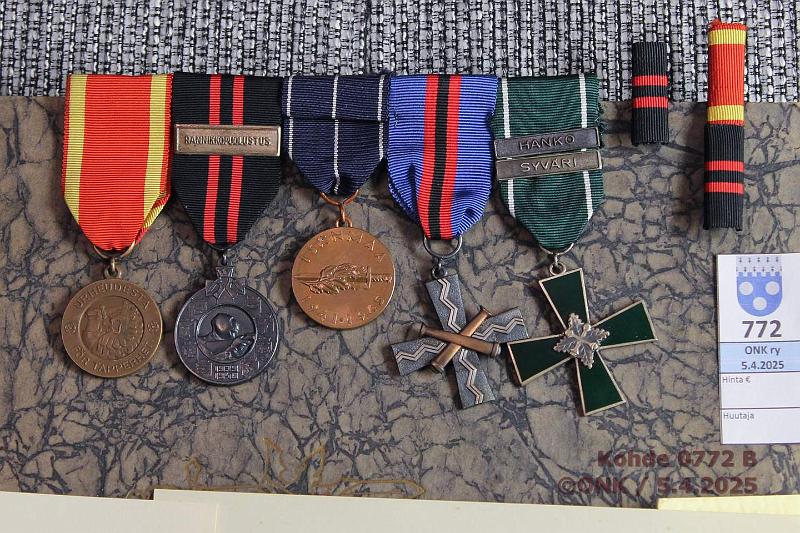 k-0772-b.jpg - Kohde 772 (kuva 2/4), lhthinta: 150 € / myyntihinta: 190 € Kunniamerkkiripa (5) Jatkosodan mm, Talvisodan mm, Rannikkojoukkojen mr, Tammidivisioonan (17. div) mr, II lk vapaudenmitali. Alleviivatuista myntkirjat. Lisksi 2 Ylipllikn pivksky: 16.11.1944 (Suojeluskuntien lakkauttaminen) ja 31.12.1944 (Mannerheimin viimeinen pivksky), kunto: 9