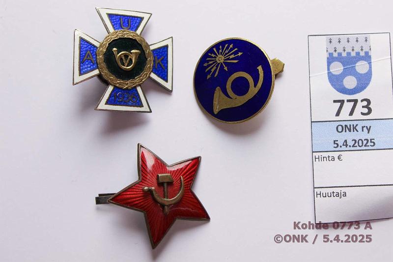 k-0773-a.jpg - Kohde 773 (kuva 1/2), lhthinta: 20 € / myyntihinta: 90 € AUK-risti ja 2 rintaneulaa AUK viestikomppania risti 1936 hopean leimoin, takana kaiverrus; PostiTelen rintaneula; Venlinen kokardi (sirppi ja vasara punaisessa thdess), kunto: 7-8