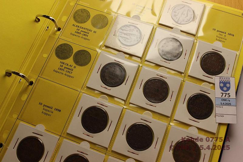 k-0775-a.jpg - Kohde 775 (kuva 1/4), lhthinta: 200 € / myyntihinta: 200 € Suomi 1 -kansio, suojakotelollinen malli, rahat rahasilmiss 1864-1917 1p 1867, -70(kl 1), -73, -75, -83, -88-1903, 1905-17; 5p 1866-1917(I+II) (puuttuu -70, -10); 10p 1865-1917(I+II) (puuttuu -75, -98); 25p 1865-1917(I+II) (puuttuu -67, -68, -71, -76); 50p 1864-1917(I+II) (puuttuu -68, -76); 1mk 1865-1915 (puuttuu -67, -72); 2mk 1865-74, 1906. Pasiassa peruskuntoisia, joitain hieman parempiakin. Joissain kansiohometta. Hyv er., kunto: 2-8