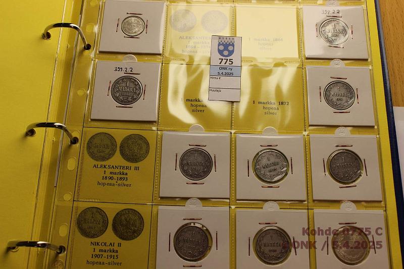 k-0775-c.jpg - Kohde 775 (kuva 3/4), lhthinta: 200 € / myyntihinta: 200 € Suomi 1 -kansio, suojakotelollinen malli, rahat rahasilmiss 1864-1917 1p 1867, -70(kl 1), -73, -75, -83, -88-1903, 1905-17; 5p 1866-1917(I+II) (puuttuu -70, -10); 10p 1865-1917(I+II) (puuttuu -75, -98); 25p 1865-1917(I+II) (puuttuu -67, -68, -71, -76); 50p 1864-1917(I+II) (puuttuu -68, -76); 1mk 1865-1915 (puuttuu -67, -72); 2mk 1865-74, 1906. Pasiassa peruskuntoisia, joitain hieman parempiakin. Joissain kansiohometta. Hyv er., kunto: 2-8
