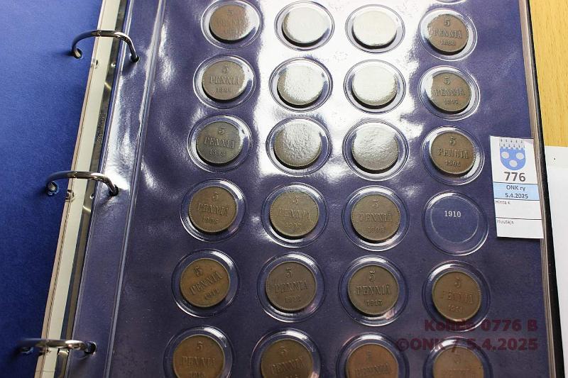 k-0776-b.jpg - Kohde 776 (kuva 2/4), lhthinta: 200 € / myyntihinta: 230 € Suomi 1 -kansio (148) 1864-1917 1p 1866-1917 (mm. -66, -67, -81, yht 35); 5p 1866-1917 (kaikki paitsi 1910, yht 27); 10p 1865-1917 (puuttuu -75, -76 pieni, -98, yht 25); 25p 1866-1917 (mm. -66, -69, -72, -73, yht 24); 50p 1864-1917 (puuttuu -68, -76, yht 20); 1mk 1865, -66, -72, -74, -90, -92, -93, 1915; 2mk 1865, -66, -70, -72, -74, 1906 pitk/, -07, -08. Pasiassa peruskuntoisia, joitain hieman parempiakin. Hyv er., kunto: 2-8