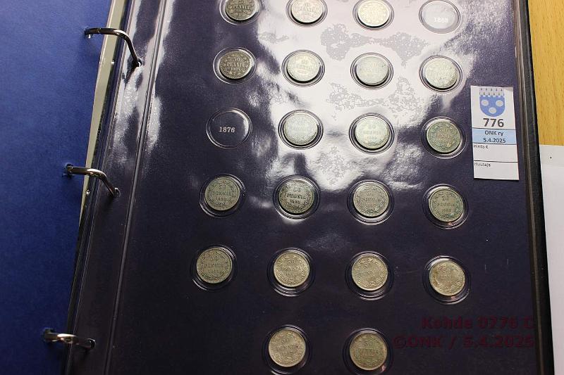 k-0776-c.jpg - Kohde 776 (kuva 3/4), lhthinta: 200 € / myyntihinta: 230 € Suomi 1 -kansio (148) 1864-1917 1p 1866-1917 (mm. -66, -67, -81, yht 35); 5p 1866-1917 (kaikki paitsi 1910, yht 27); 10p 1865-1917 (puuttuu -75, -76 pieni, -98, yht 25); 25p 1866-1917 (mm. -66, -69, -72, -73, yht 24); 50p 1864-1917 (puuttuu -68, -76, yht 20); 1mk 1865, -66, -72, -74, -90, -92, -93, 1915; 2mk 1865, -66, -70, -72, -74, 1906 pitk/, -07, -08. Pasiassa peruskuntoisia, joitain hieman parempiakin. Hyv er., kunto: 2-8