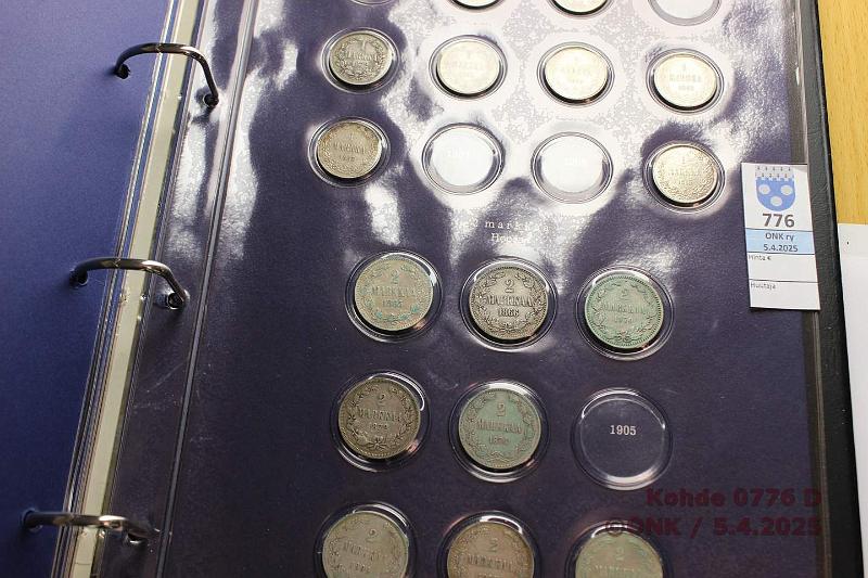 k-0776-d.jpg - Kohde 776 (kuva 4/4), lhthinta: 200 € / myyntihinta: 230 € Suomi 1 -kansio (148) 1864-1917 1p 1866-1917 (mm. -66, -67, -81, yht 35); 5p 1866-1917 (kaikki paitsi 1910, yht 27); 10p 1865-1917 (puuttuu -75, -76 pieni, -98, yht 25); 25p 1866-1917 (mm. -66, -69, -72, -73, yht 24); 50p 1864-1917 (puuttuu -68, -76, yht 20); 1mk 1865, -66, -72, -74, -90, -92, -93, 1915; 2mk 1865, -66, -70, -72, -74, 1906 pitk/, -07, -08. Pasiassa peruskuntoisia, joitain hieman parempiakin. Hyv er., kunto: 2-8