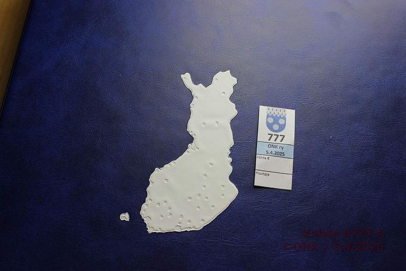 k-0777-a.jpg - Kohde 777 (kuva 1/4), lhthinta: 30 € / myyntihinta: 30 € Suomi 2 -kansio (142), suojakotelollinen malli, rahat rahasilmiss 1918-52 1p -19-23(5); 5p -18-43(20); 10p -19-44(24); 25p -21-45(21); 50p -21-46(18); 1mk -21-52I(31) (puuttuu Cu -49); 5mk -30, -31, -33, -35, -38, -39, -41, -42, -46, -48, -49-52I; 10mk -29-38(7) (puuttuu -34, -36); 20mk -37, -39. Pasiassa peruskuntoisia, joitain parempikuntoisiakin, hieman kansiohometta kuparisissa., kunto: 3-8