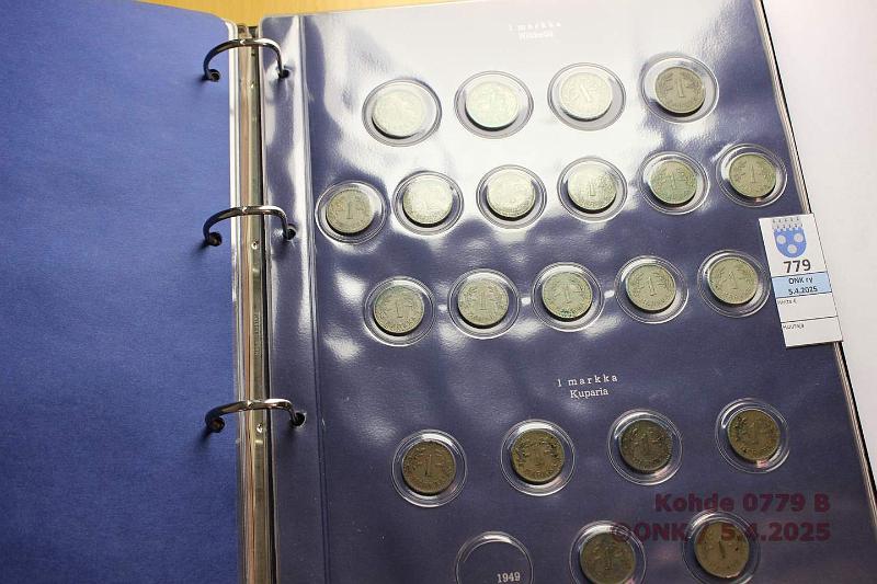 k-0779-b.jpg - Kohde 779 (kuva 2/3), lhthinta: 350 € / myyntihinta: 350 € Suomi 2 -kansio (231) 1918-62 1p-500mk lhes kaikki, sislten mm. 1+5mk 1953 FeNi, 5mk 1928-29, 20mk 1931-32, 50mk 1958 ja -60, 100mk 1959-60, 200mk 1959, 500mk 1951-52. Puuttuvat kolikot: 5p 1918 Fe, 1mk 1949 Cu, 5mk 1954-55 FeNi ja 200mk 1958S., kunto: 3-8