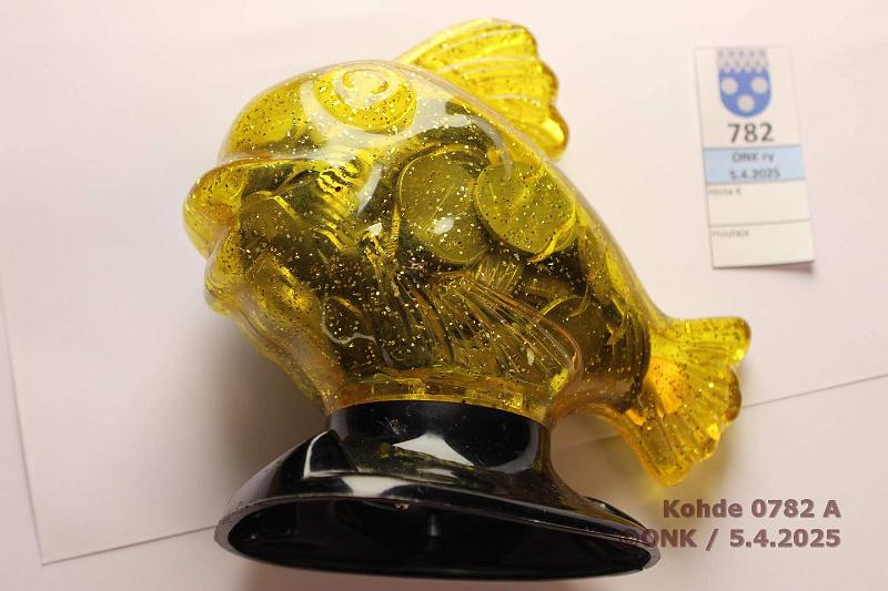 k-0782-a.jpg - Kohde 782 (kuva 1/2), lhthinta: 5 € / myyntihinta: 20 € Suomi >700 g 1963 → Oulun Sstpankin kellanvihre kalapankki, tynn markka-ajan kolikoita, kunto: vk